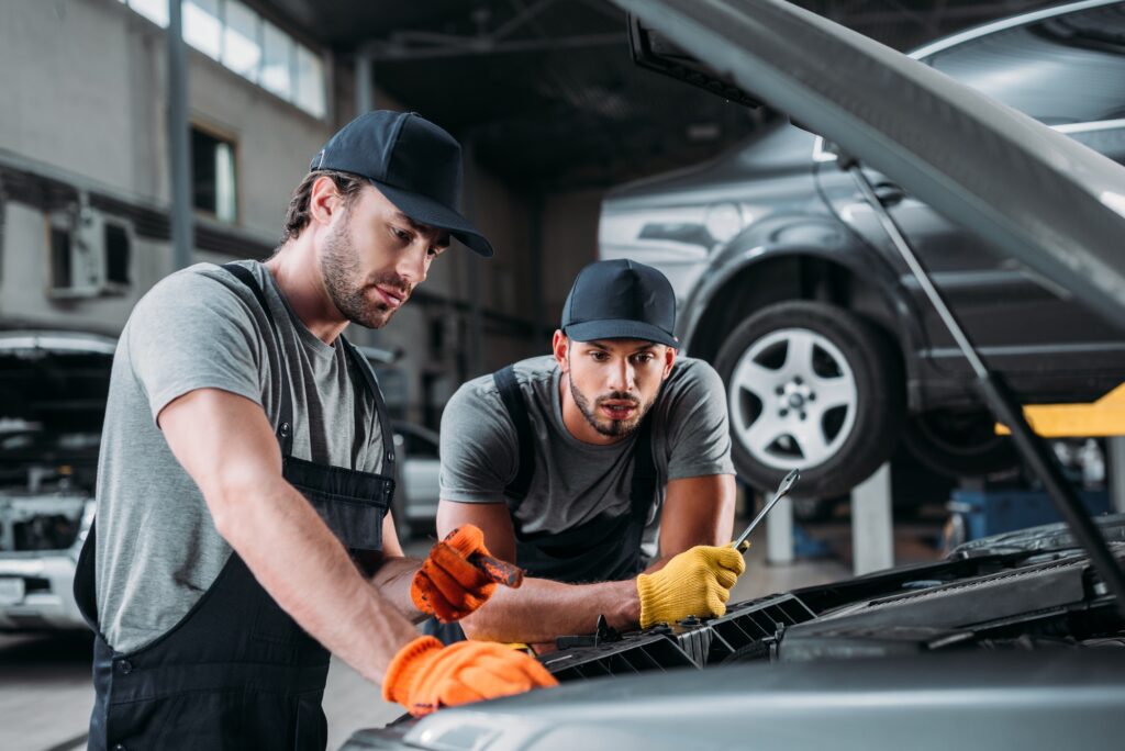 Mecanico arreglando motor