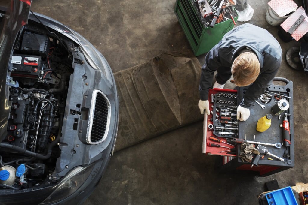 Mecánico reparando coche